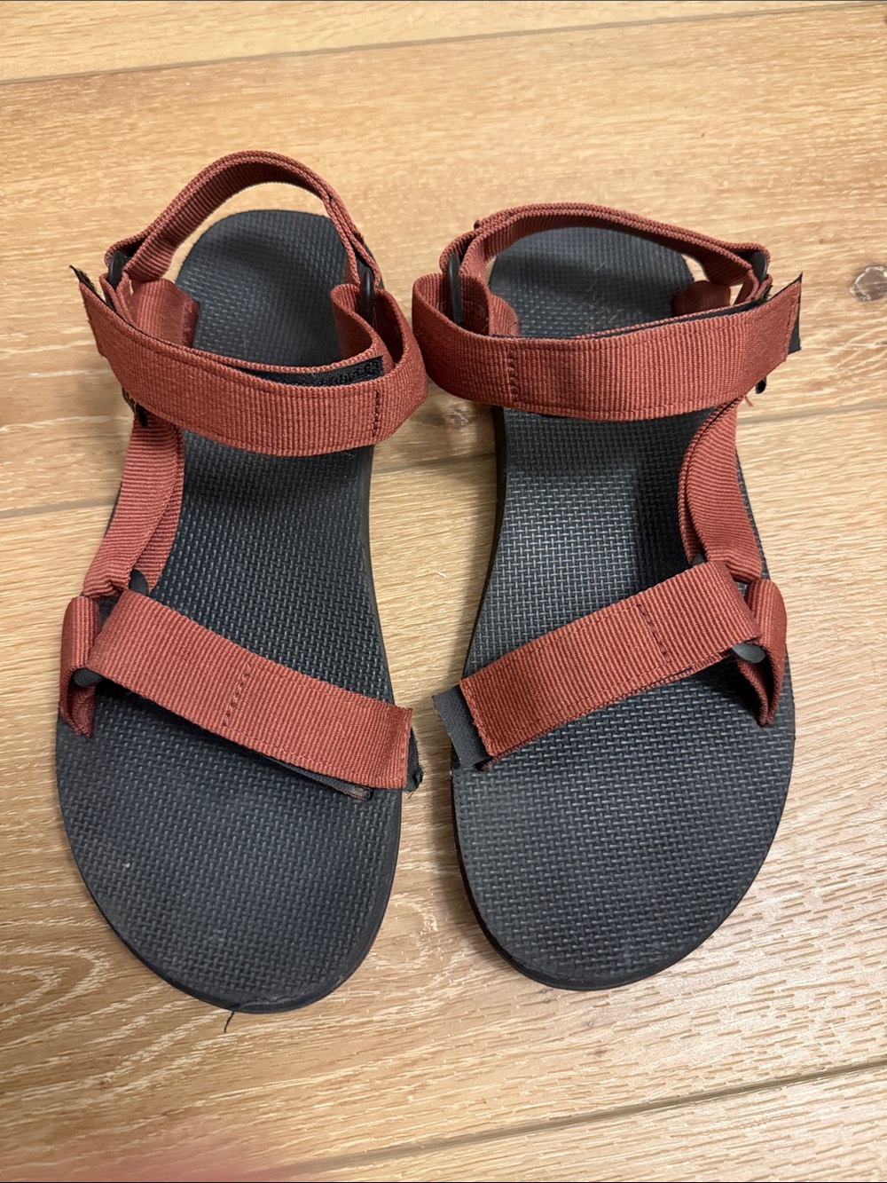 Tevas men’s size 10 Sandals in Rust Red